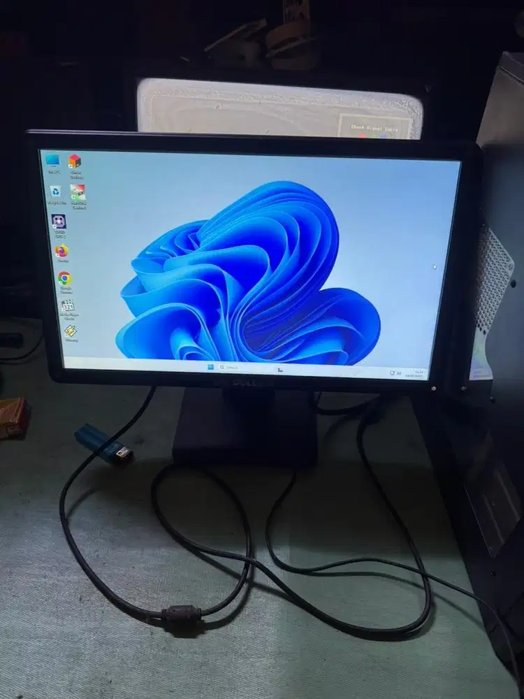 monitor led dell 19 in wide kondisi normal.