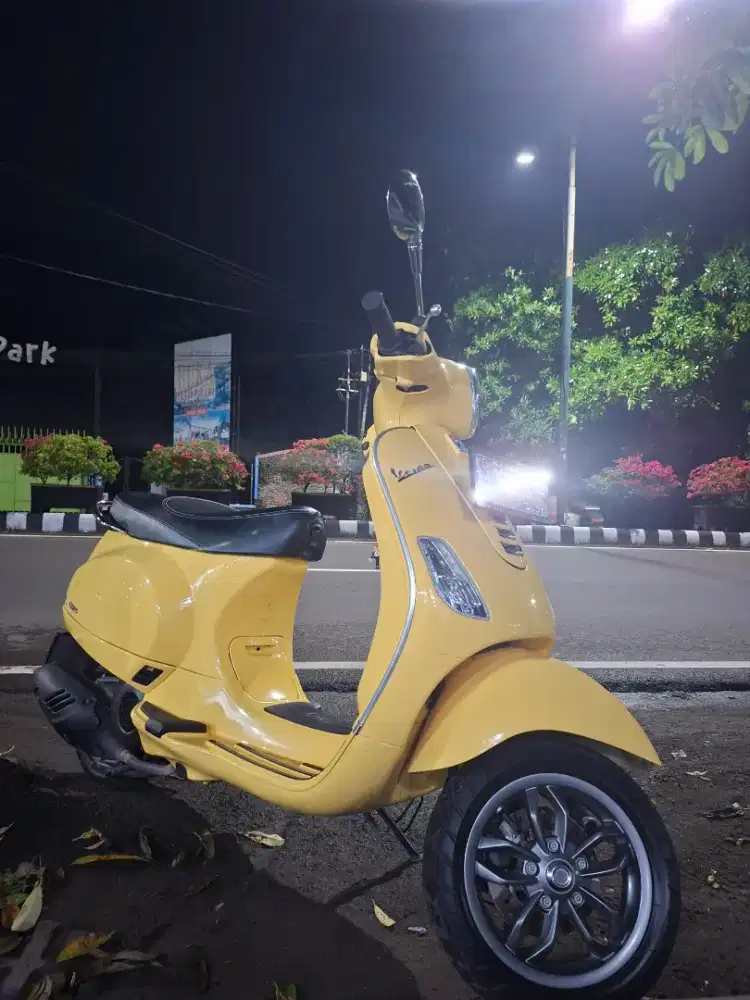 Vespa LX 125 i-Get 2021 Kuning - Super Istimewa, Low KM, Full Original