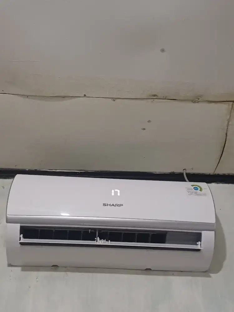 Dijual AC Sharp 1/2 pk kondisi pemakaian 1 tahun masih baru mulus,