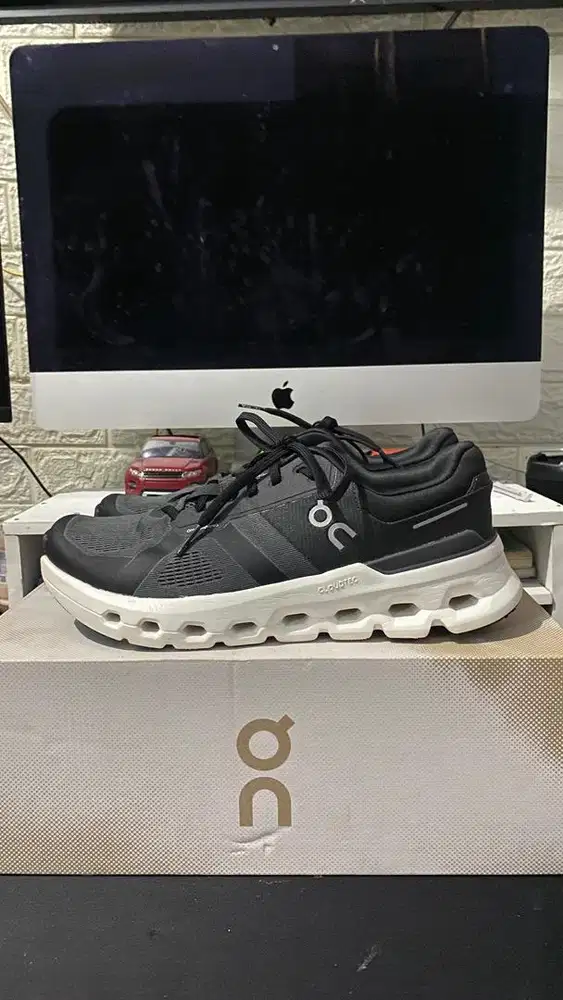 On Cloud Runner Size 42 100% Authentic