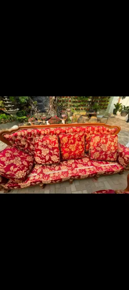 Dijual sofa jati tua ,4 buah ,3 kursi,dan 1 shofa panjang ,tahun 1991