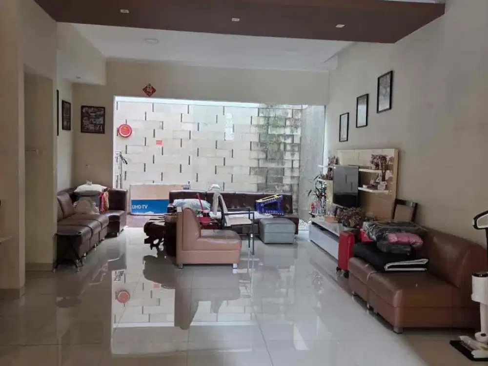 dijual cepat rumah 2 lantai siap huni di Taman holis indah