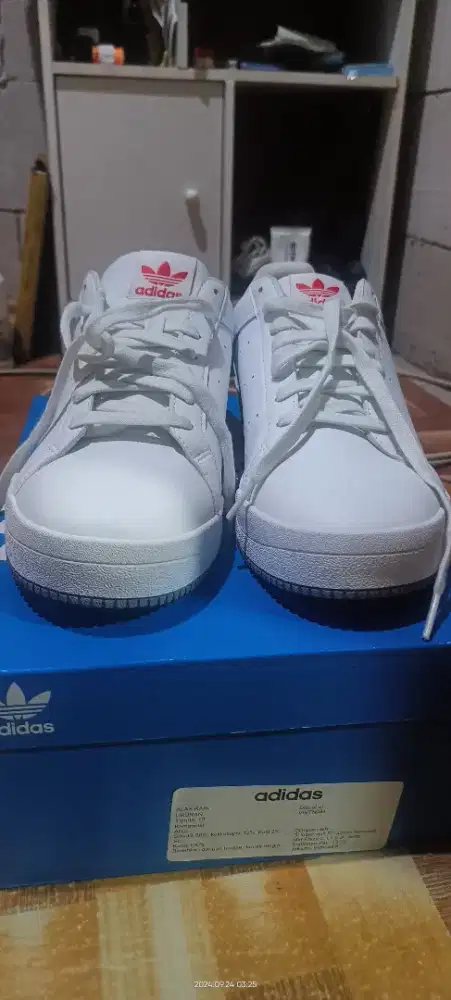 Sepatu Adidas Court Tourino