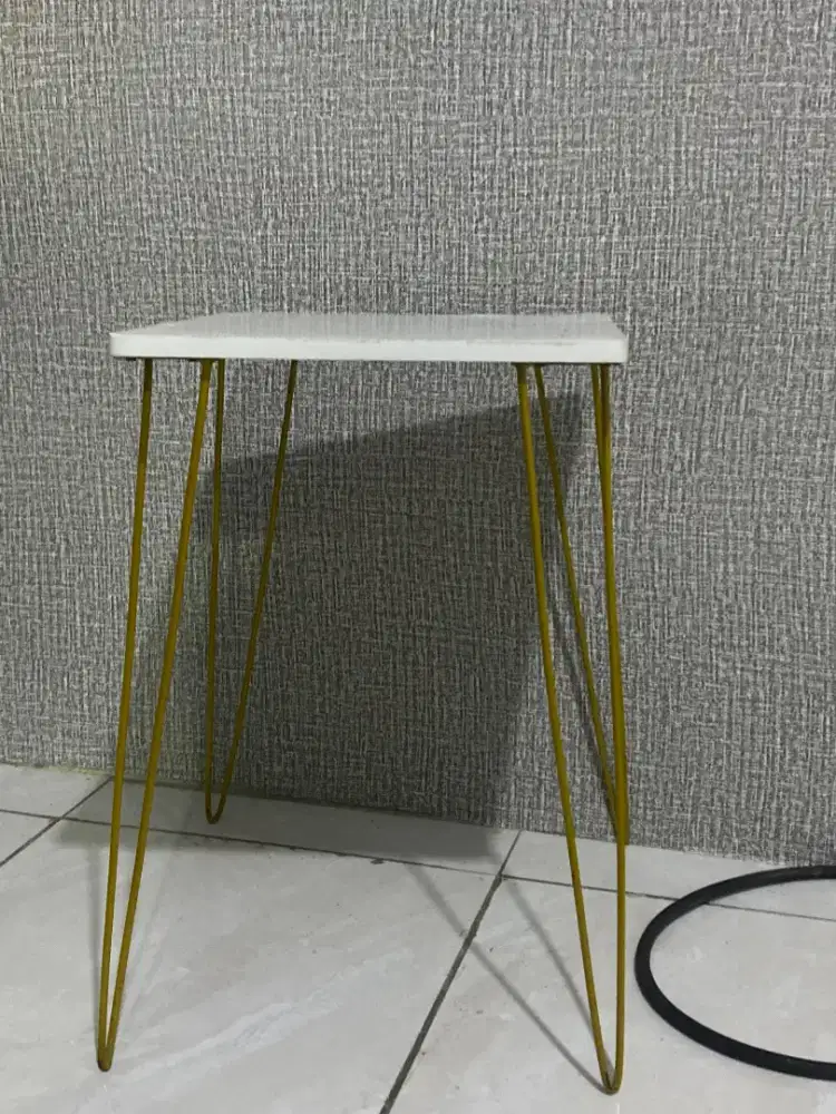 Meja kotak minimalis