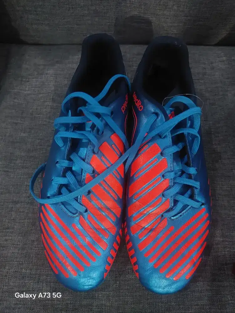 Sepatu bola Adidas predator