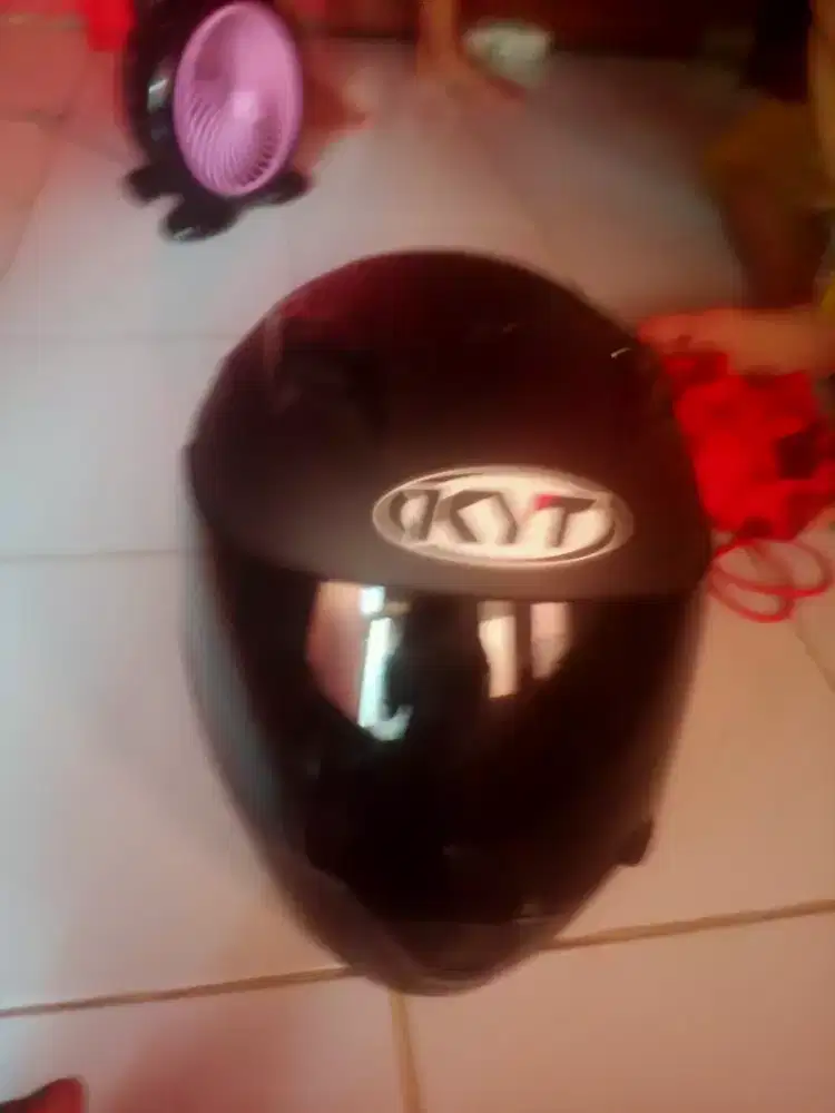 Jual helm KYT masih mulus silakan yg minat