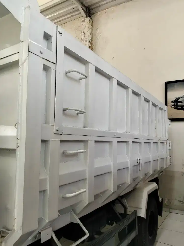 Isuzu Elf giga dump truck 2022 putih