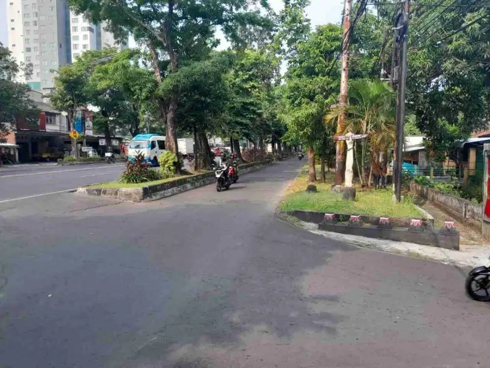 Strategis tepi jalan protokol Rumah Hoek hitung tanah dekat Alila hotel Solo