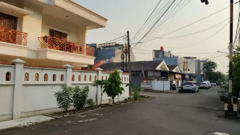 Rumah Hook di Sunter Podomoro Jakarta Utara