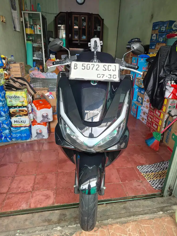 Dijual motor Honda PCX CBS 160 Warna Hitam Glossy tahun 2025