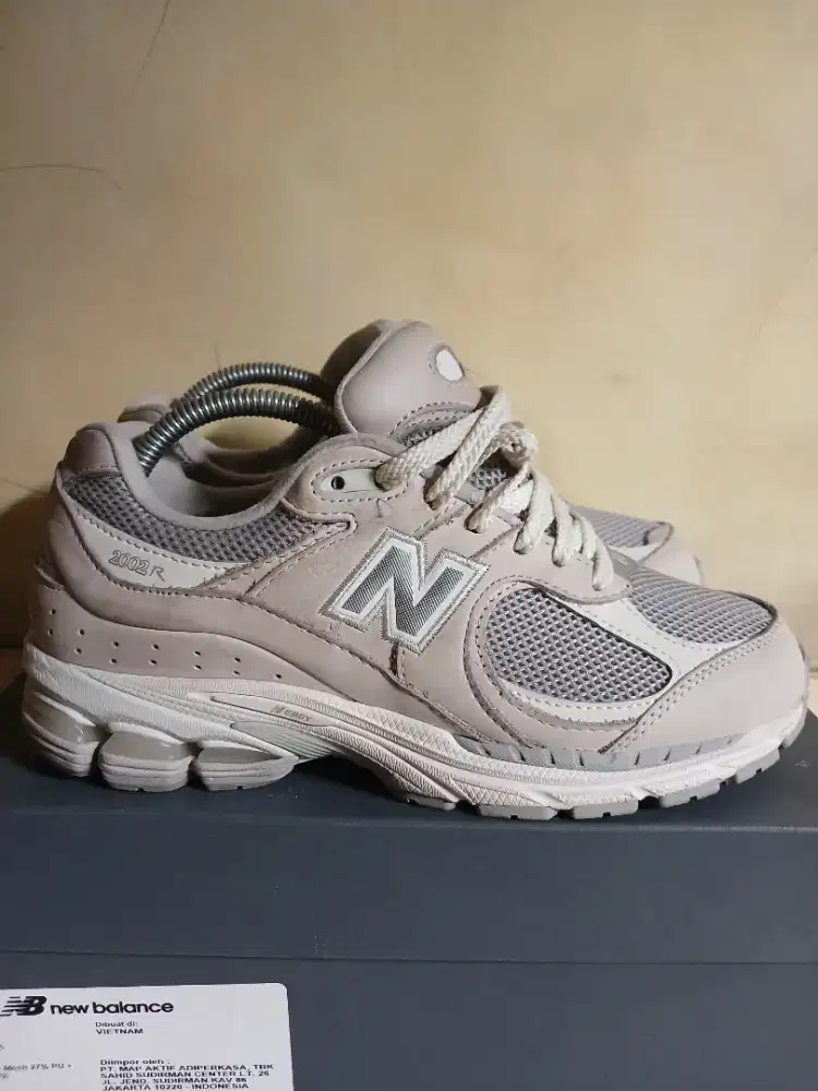 Sepatu New Balance 2002R Unisex Made in Vietnam (Non Pigskin)