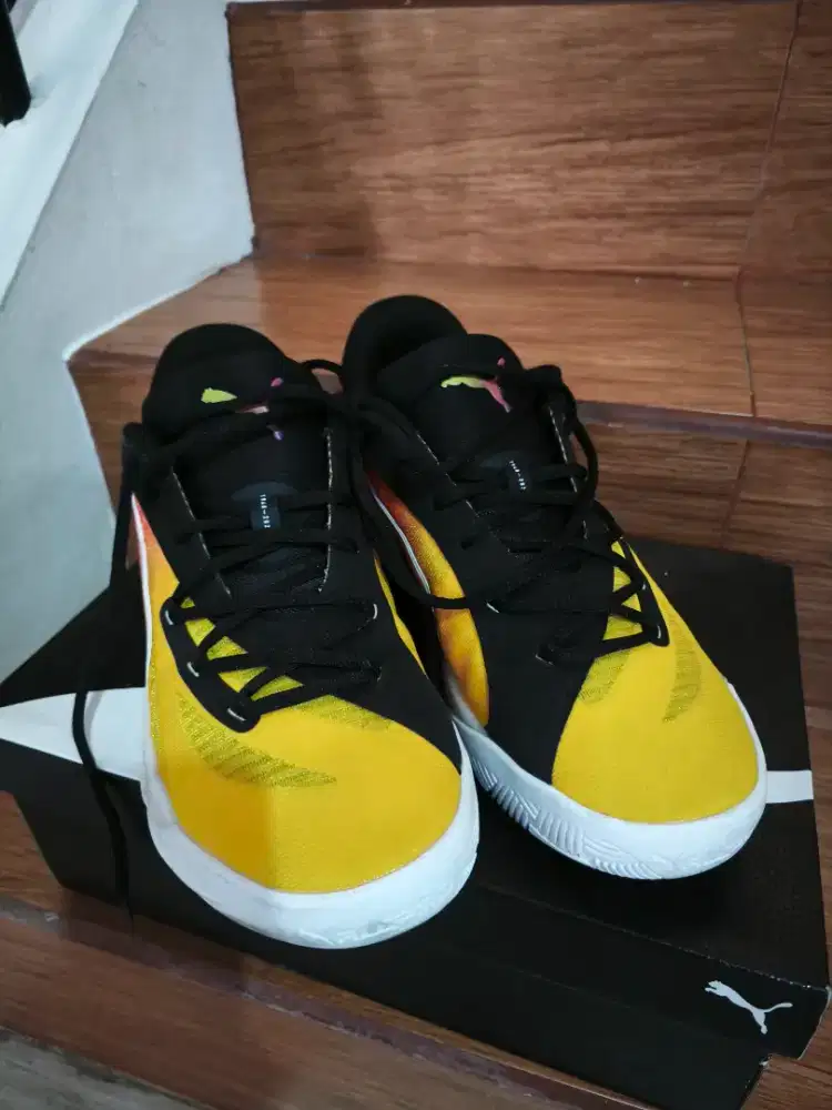 Sepatu basket Puma