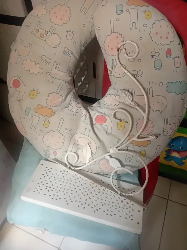 2 bantal & hiasan dinding