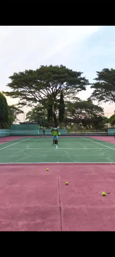 Kursus tenis private atau rombongan