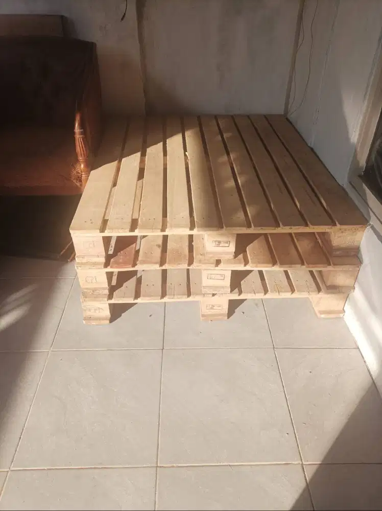 Palet kayu keras kokoh warna putih kapasitas 2 ton 120x100 2000kg