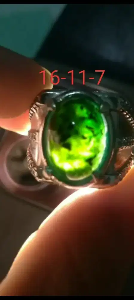 Batu bacan coklat.