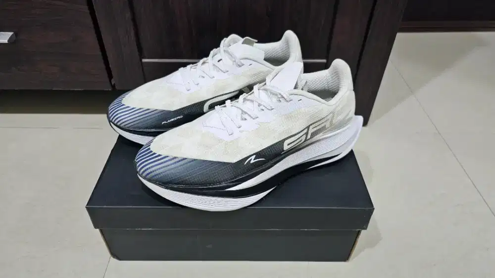 Jual Sepatu Specs FLYBIRD SV SUBS1 White / Black Ukuran 44