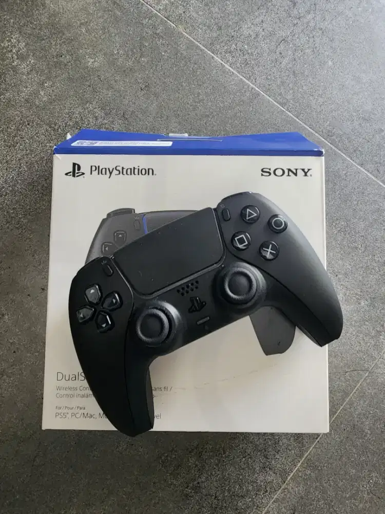 Stick PS 5 warna hitam