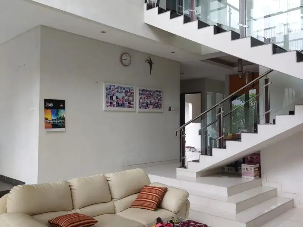 RUMAH MEWAH FULL FURNISHED POSISI HOOK DI KOMPLEK ELIT SETRA DUTA CIPAGANTI BANDUNG