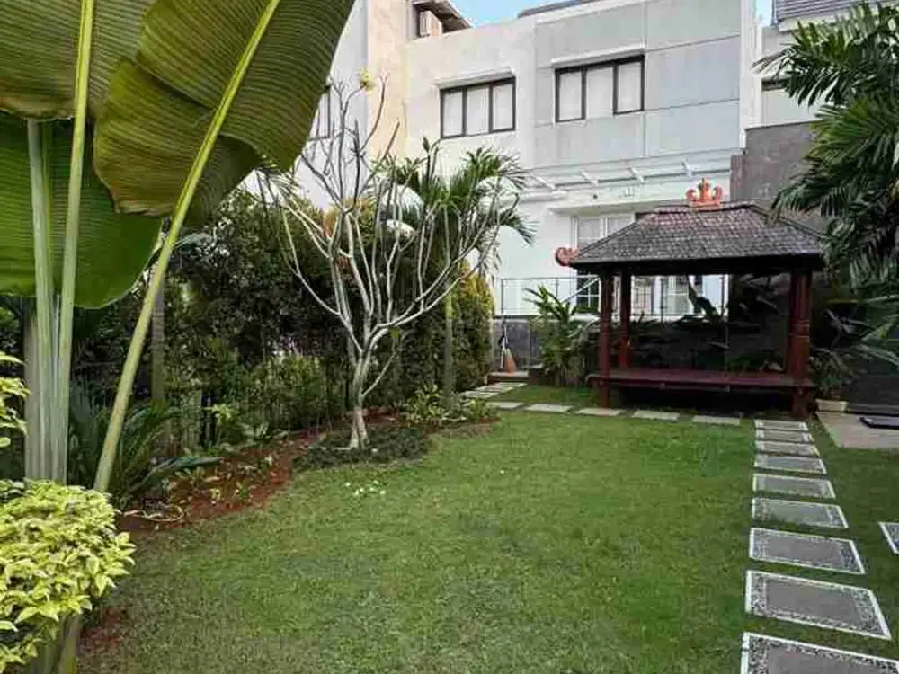 Dijual Rumah Cozy dengan Private Pool dan Taman Cantik di Cimanggis Golf Estate.
