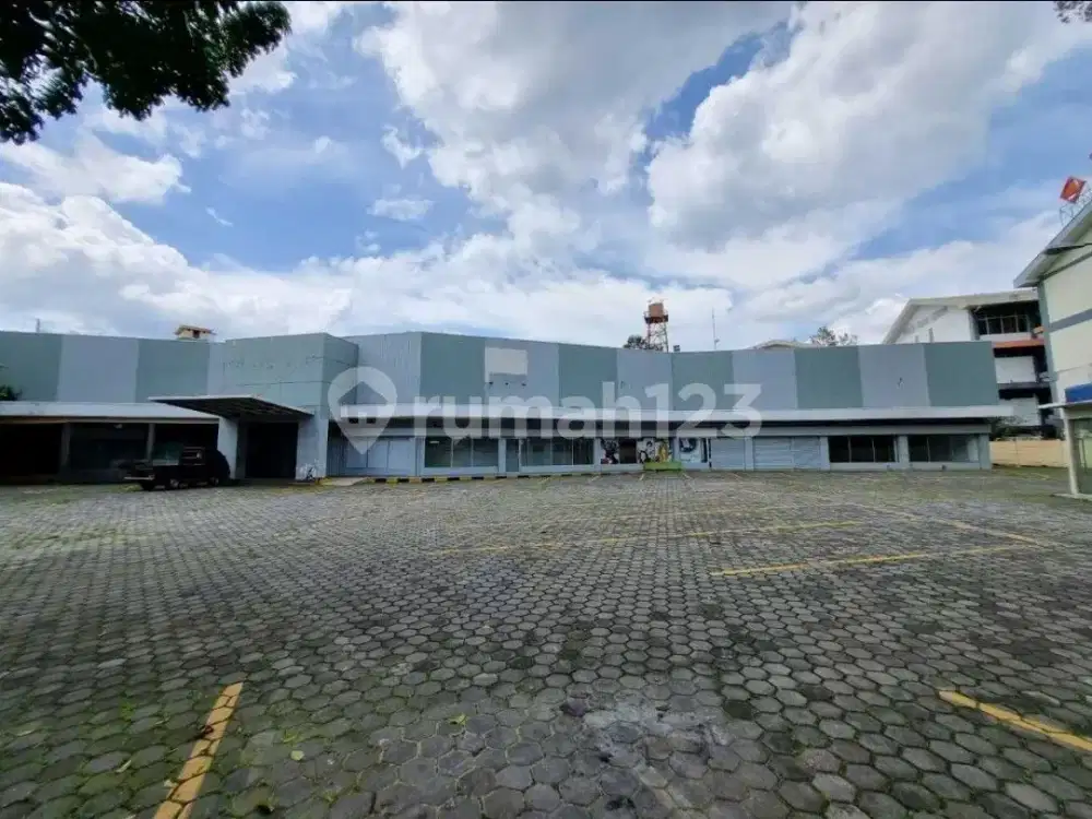 EX GIANT! GUDANG + LAHAN PARKIR BESAR DI JALAN RAYA UTAMA – HITUNG TANAH