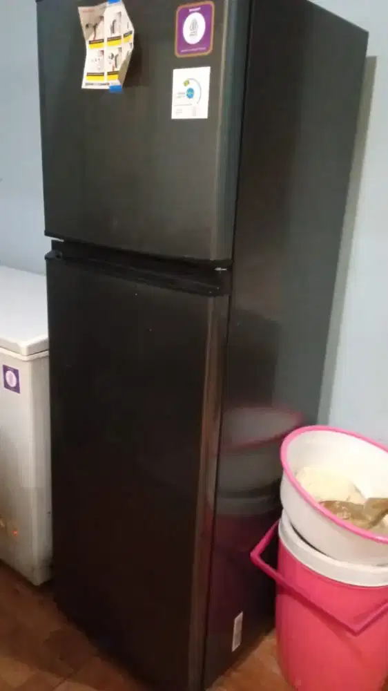 Kulkas 2 pintu merk Sharp masih garansi