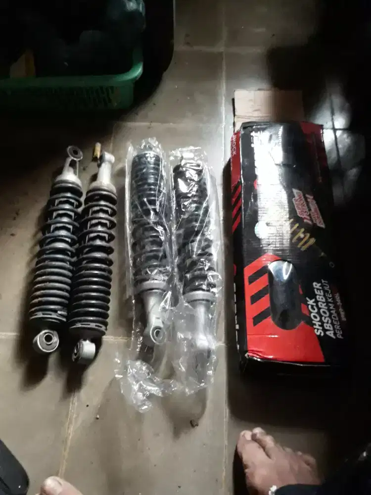 Dijual dua pasang shock breaker rusak