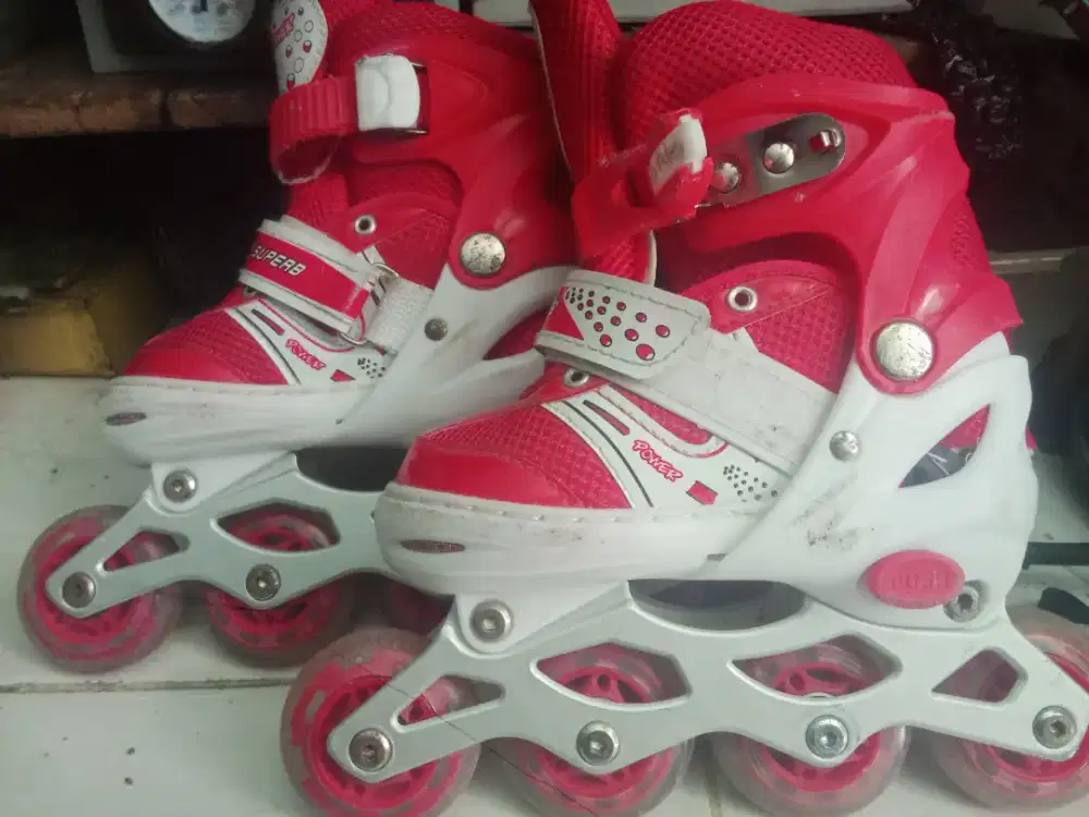 Sepatu Roda warna merah