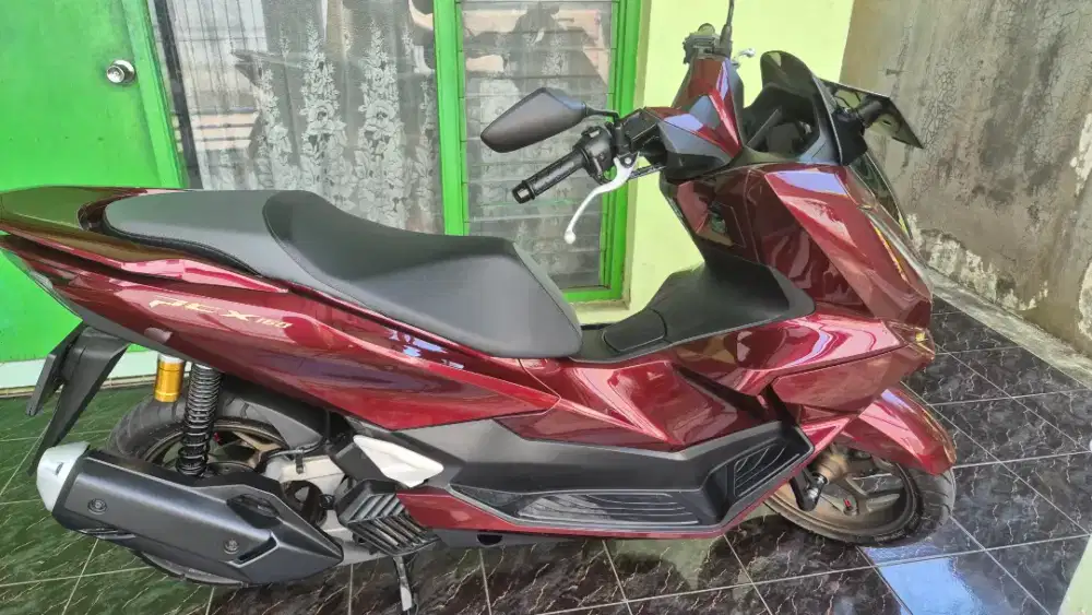 Honda pcx 160 abs roadsync warna Burgundi th.2025 kondisi like new