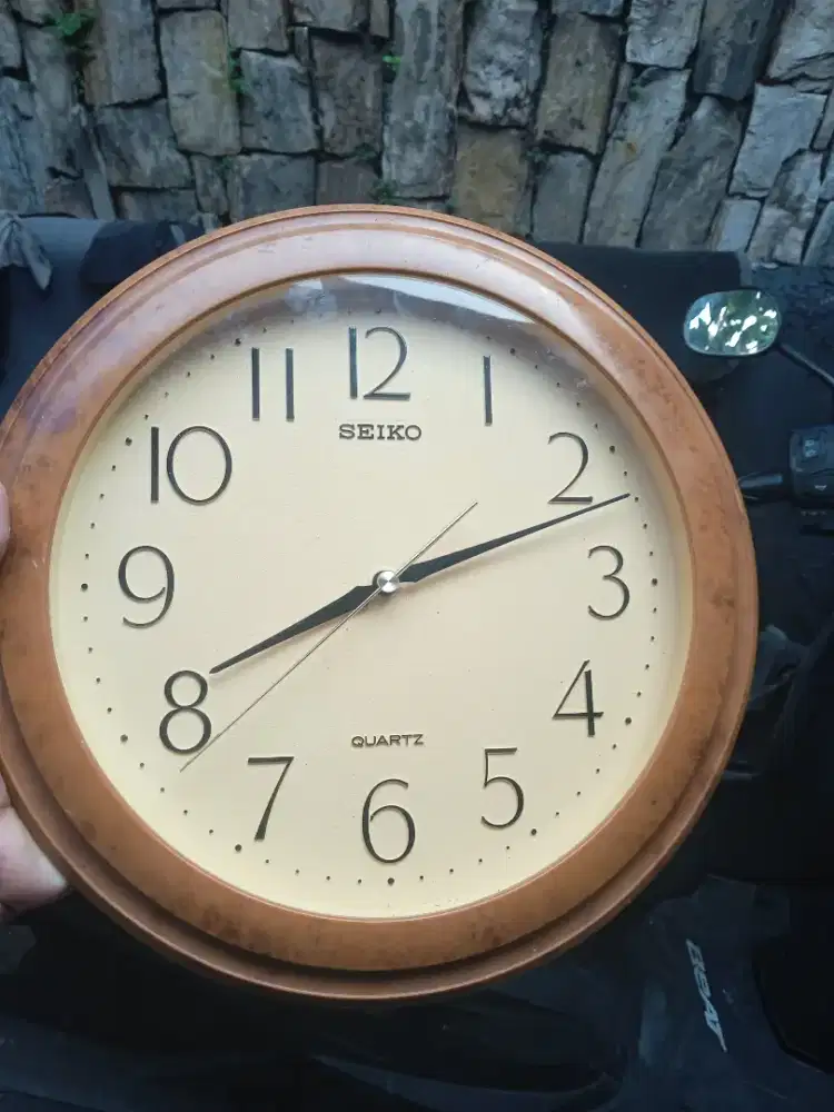 Perlengkapan ibu jam dinding Seiko mesin SKP bawaan motif kayu akurat