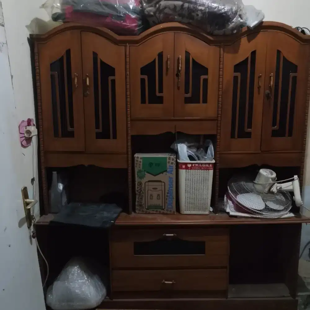 Lemari pajangan