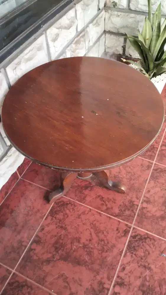 Meja Taman Unik bersengketa