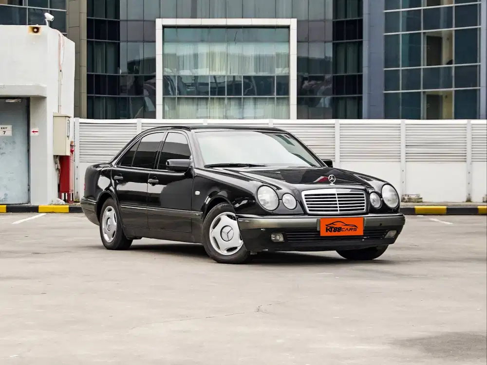 Mercedes Benz E230 Classic 1997 hitam matic