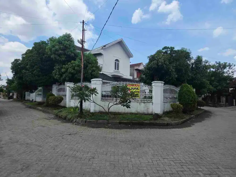 RUMAH BESAR HALAMAN LUAS