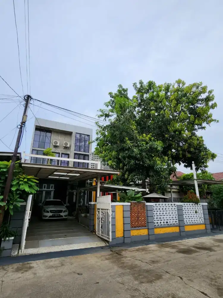 Dijual Rumah Mewah 7 KT SHM Bekasi Barat LT 226 m² LB 380 m² Dekat Tol