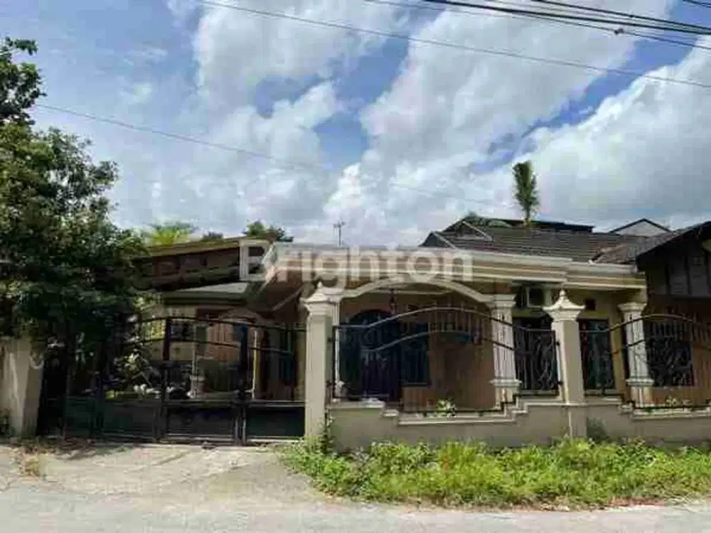DIJUAL RUMAH DENGAN LUAS TANAH BESAR DAN TERAWAT LOKASI KM 6 DAERAH BANGUN REKSA AMAN NYAMAN HARGA NEGO
