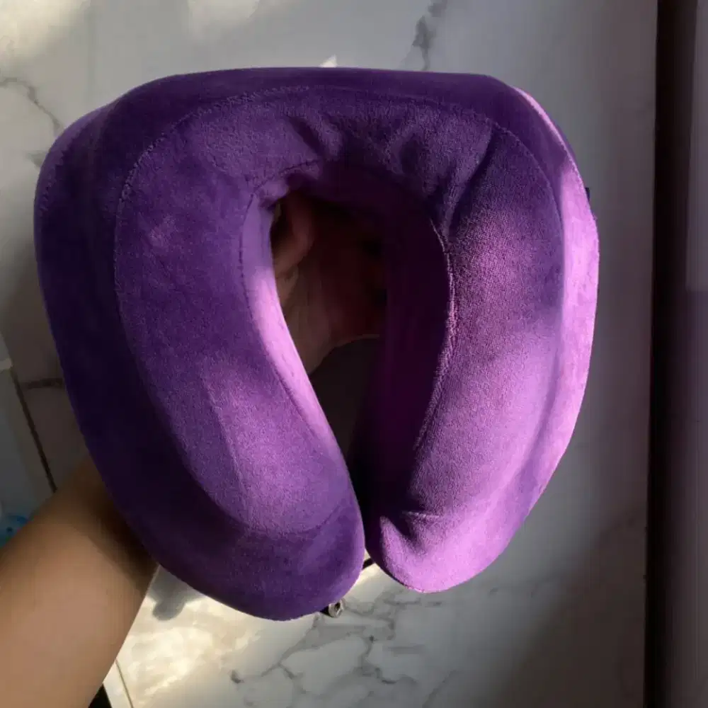 Cabeau pillow neck