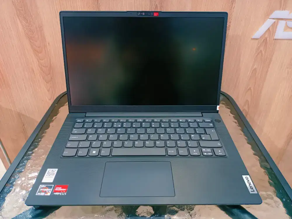 LENOVO V4 AMD R3-7320U