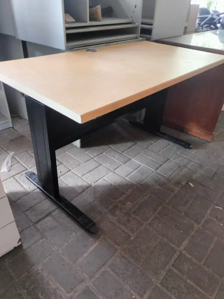 Meja kantor/kerja bahan multipleks tebal lapisan HPL tebal kaki besi