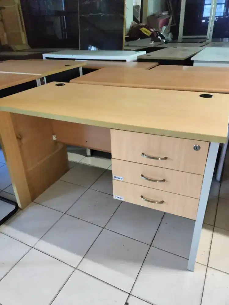 Meja kantor/kerja Merk DONATI bahan partikelboard tebal, Bekas, kokoh