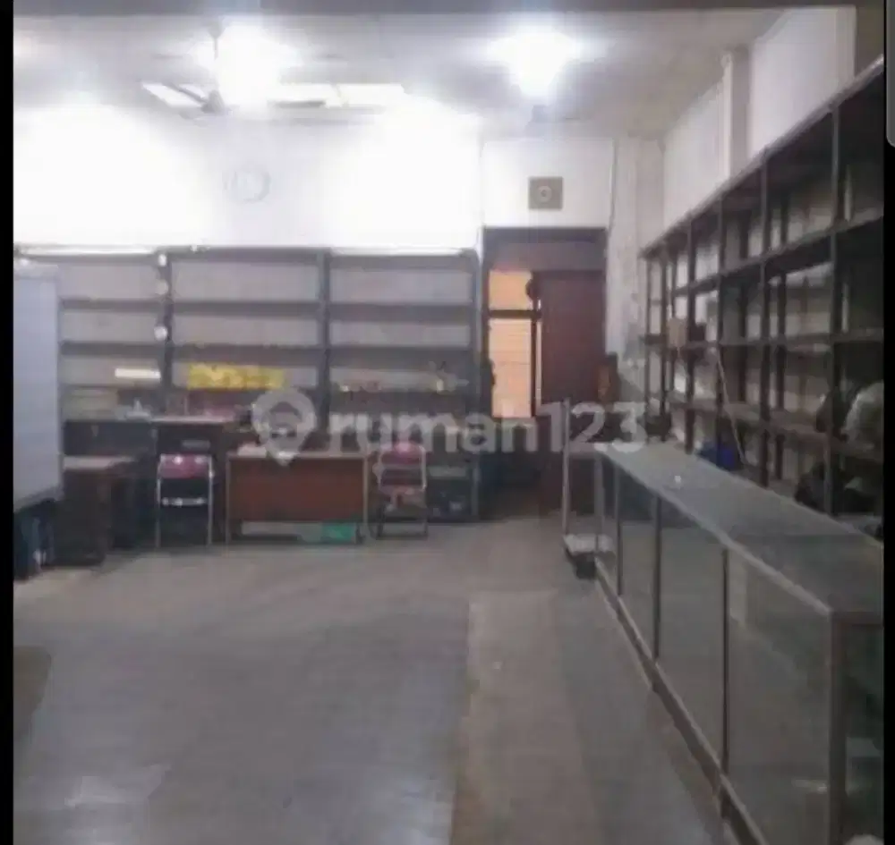 Dijual gudang/ruko 3lt 600m2 Jl. Tamim-Pasar Baru