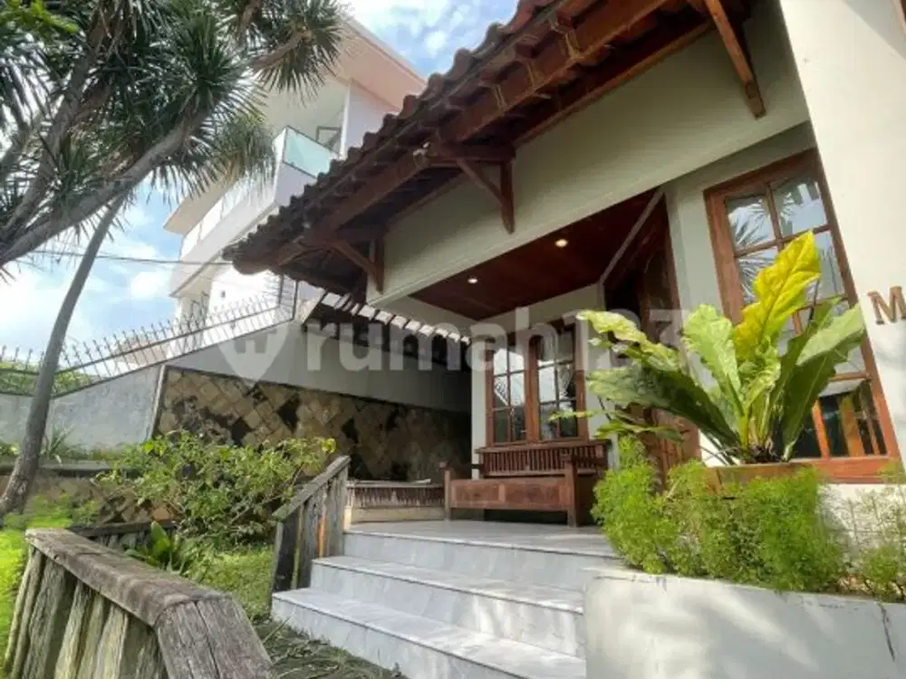 Rumah Semi Klasik Lantai Marmer Bernuansa Asri di Lebak Bulus