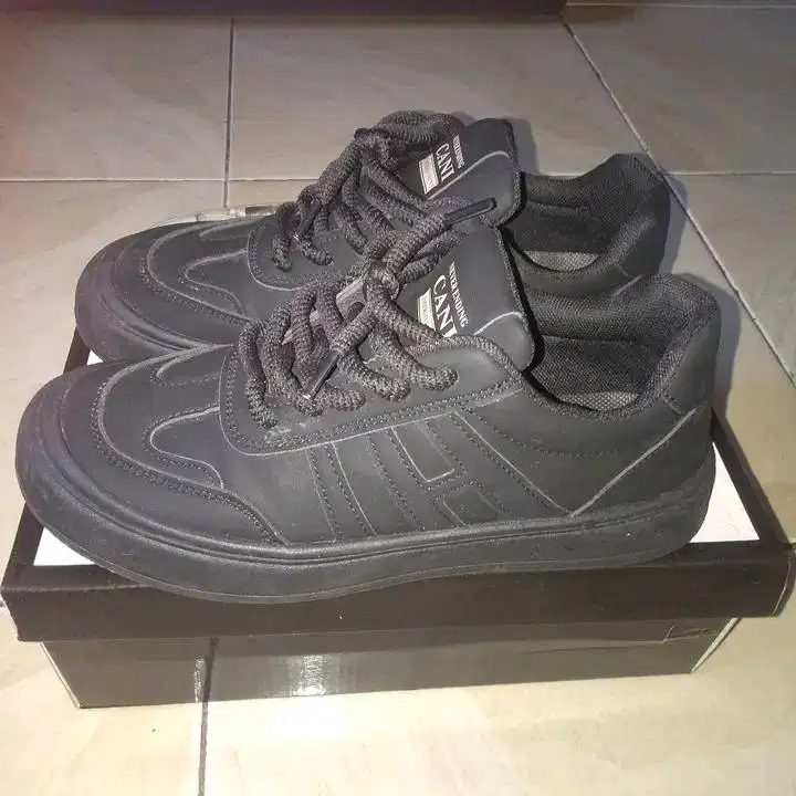 Sepatu santai dan sepatu main