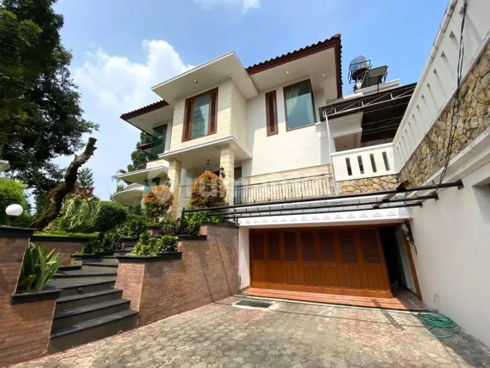 Rumah Mewah 2,5 Lantai Siap Huni dengan Taman Depan & Belakang
