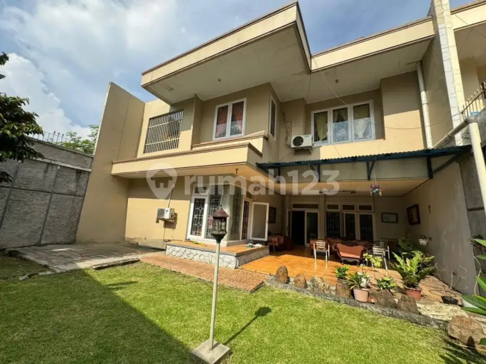 Rumah Cantik Super Asri Halaman Belakang Luas di Cinere