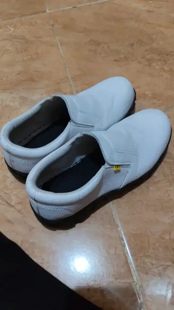 Sepatu Safery putih PAS