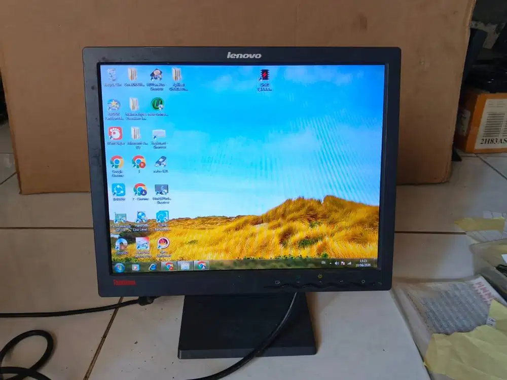 monitor lenovo 15kotak normal gambar bagus