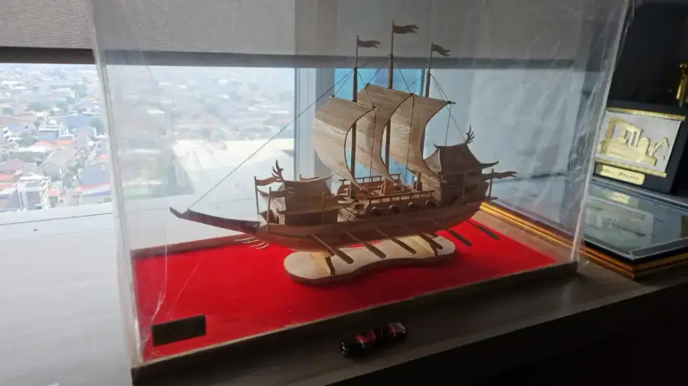 Miniatur Kapal Phinisi Kayu 60 cm + Kaca Display Akuarium