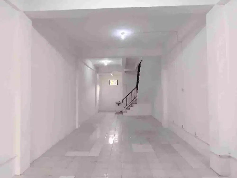 Ruko 3 Lantai Siap Pakai Cocok Untuk Tinggal dan Usaha Jalan Raya Traffic Ramai
