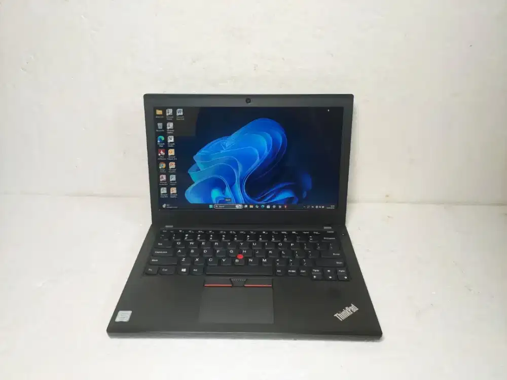 B800 Lenovo thinkpad X270 core i5-6300U Ram 8GB ssd 256GB